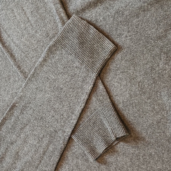 OLD NAVY EUC, Large, dark gray crewneck sweater - Picture 4 of 5